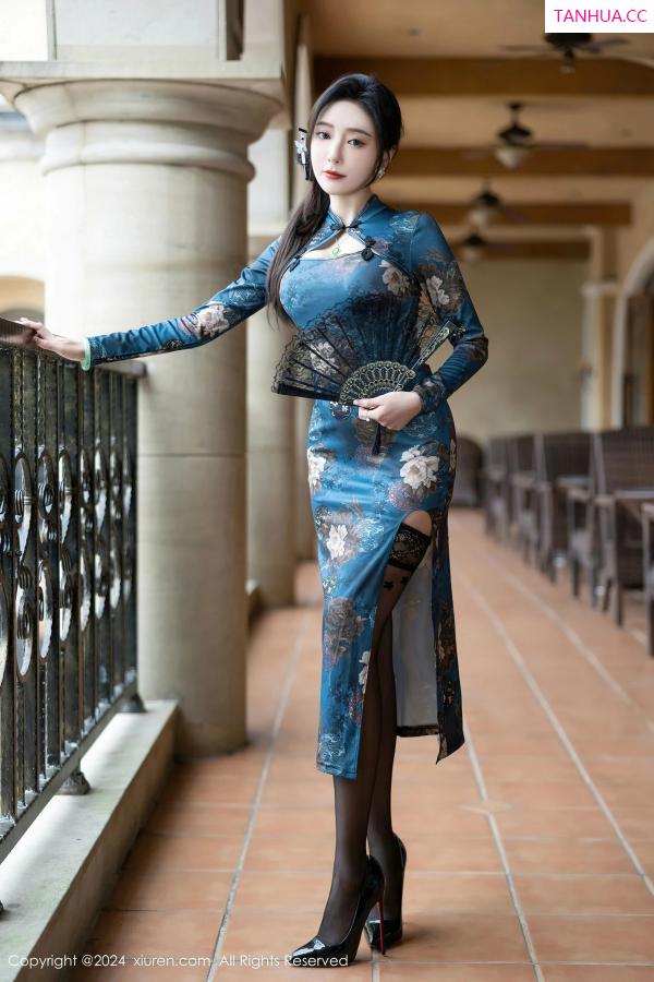 王馨瑶  [XiuRen]高清写真图 2024.04.19 No.8425 王馨瑶yanni 美腿黑丝第2张图片